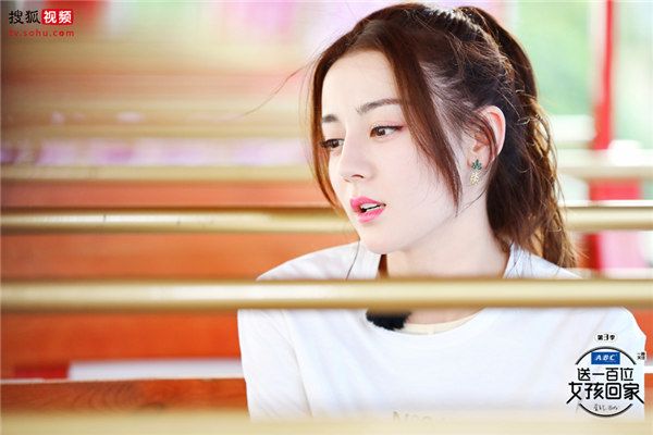 迪丽热巴游园火车.jpg