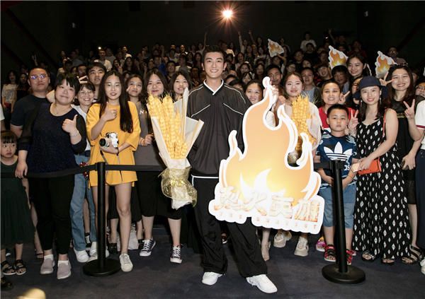 片中饰演队长马卫国的杜江路演中与观众们合照.jpg