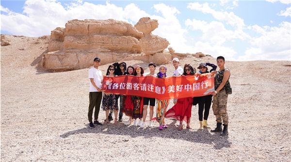 陈学冬《各位游客请注意》暖心收官 草原矮脚马体验承包笑点   