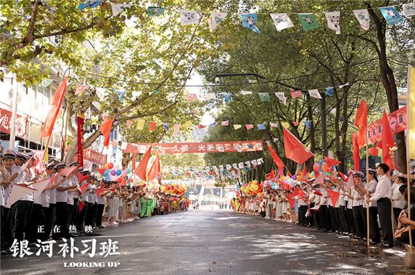 美术团队精心设计亚运会布景.jpg