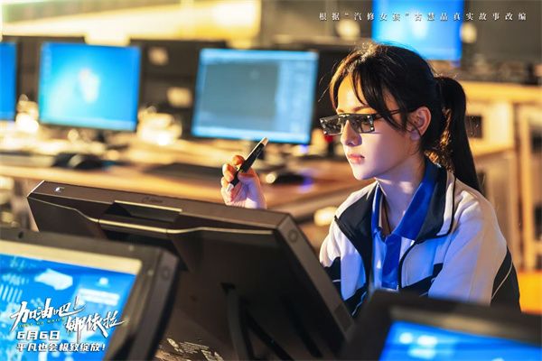 娜依拉在学校上课.jpg