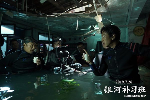 台前幕后以身作则 邓超指导演员超有办法.jpg