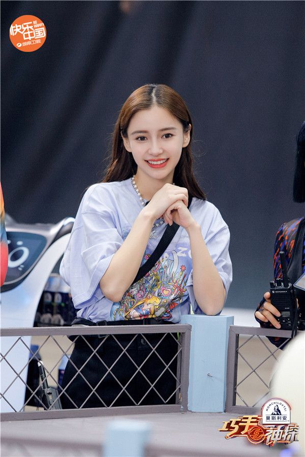Angelababy观看“约架”.jpg