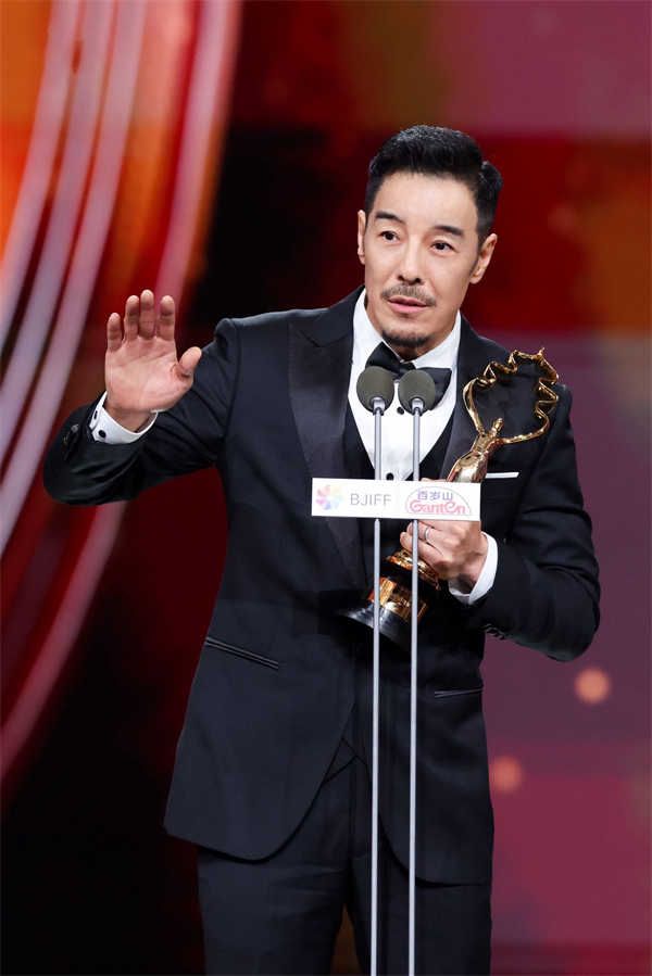 海一天亮相北京国际电影节闭幕式 获“天坛奖”最佳男配角奖 (5).jpg
