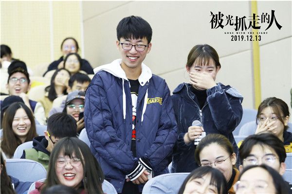 学生现场撒糖令全场秒变柠檬海洋.jpg