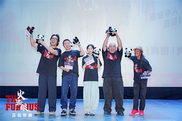 2、电影《火遮眼》成都路演现场图-台上大合影.jpg