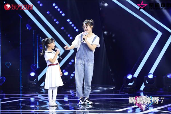 2 张凡和女儿合唱.jpg