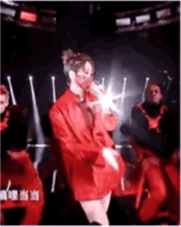李宇春 18-19跨年 动图.jpg