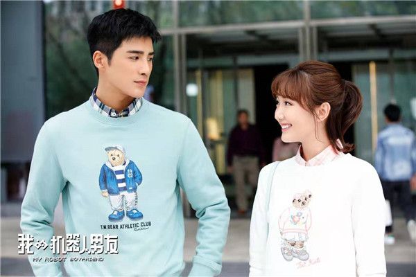 林墨白与女友穿情侣装.jpg
