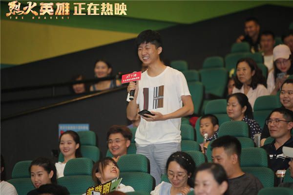映后互动现场观众喜笑颜开.jpg