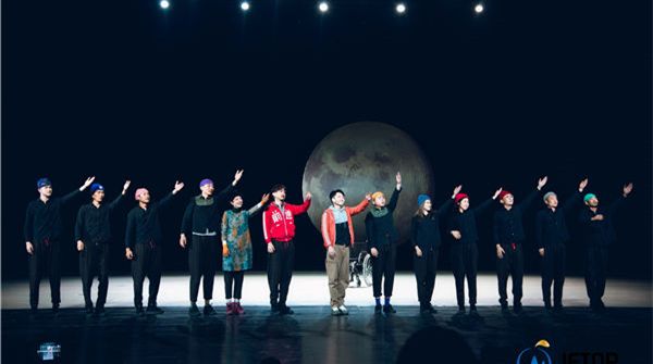 张海宇话剧《爸爸的马拉松》北京首演成功  在理想与现实夹缝中”摔爬滚打“