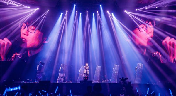 许嵩“寻宝游戏”巡回演唱会武汉站开演 万人合唱同享视听盛宴