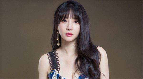 柳岩蕾丝格子西装碰撞性感火花  低胸紧身花裙尽显双面魅力