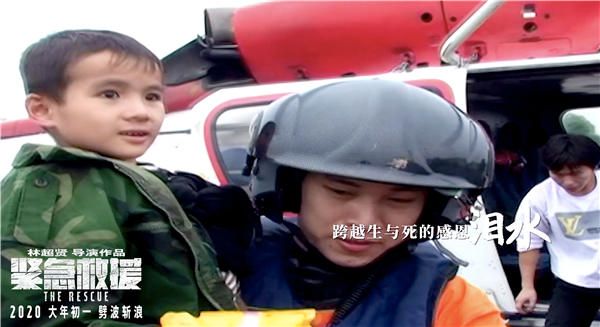 中国救捞人怀抱被救小孩.jpg