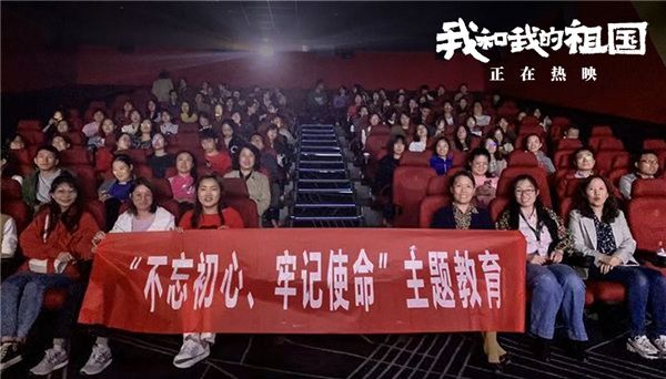 4.观众热情高涨合影留念.jpg