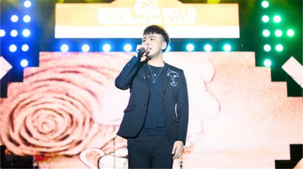    苟瀚中助阵“环塔之夜•六一儿童节公益晚会” 首唱九年前原创歌曲嗨翻全场