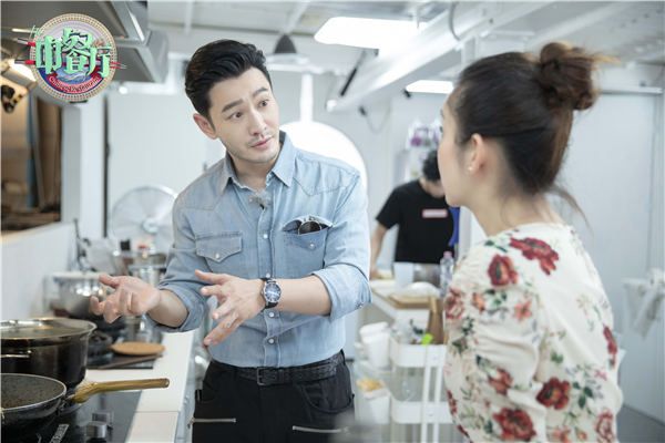 黄晓明同秦海璐商讨关于餐厅接单时人员的安排.JPG