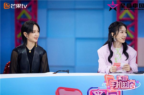 周笔畅薇娅看大屏幕.jpg