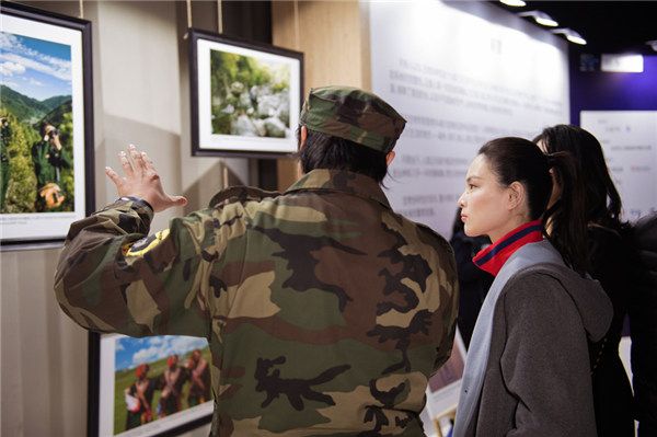 吴敏霞观看生态主题展.jpg