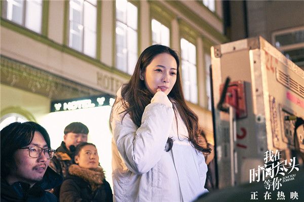 2、电影《我在时间尽头等你》导演姚婷婷监视器前思考.jpg