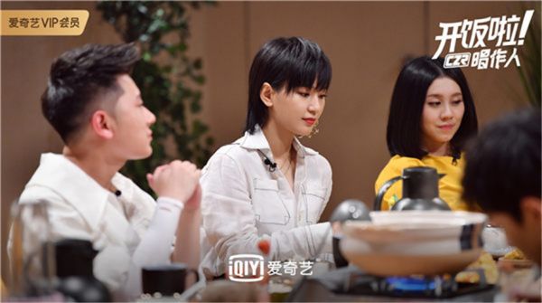 《我是唱作人》周笔畅获补刀技能 常石磊与粉丝battle身高