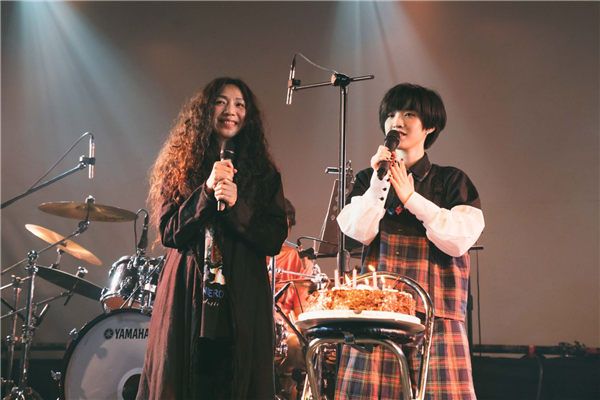 万芳惊喜现身小球生日演唱会.jpg