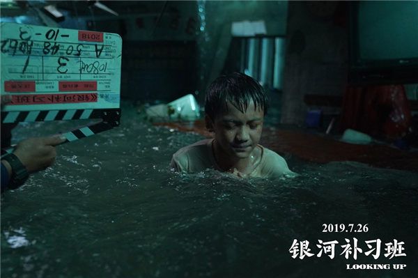 身在水中淋着暴雨 孙浠伦不顾脚伤超勇敢.jpg