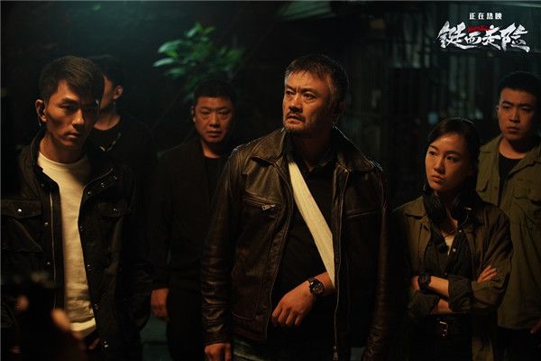警察全力追踪谜案线索.jpg