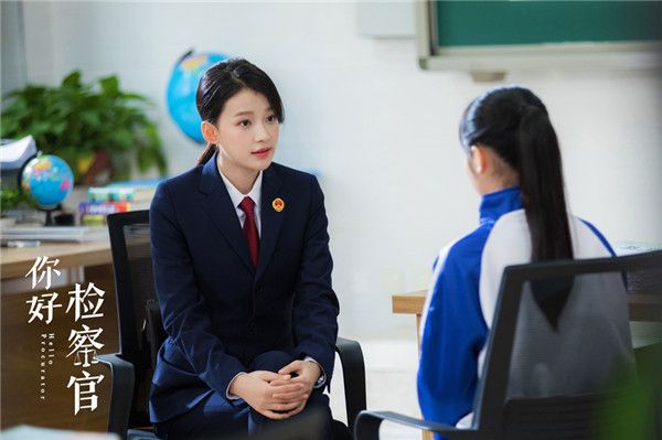 2 孙怡和小女孩谈心.jpg
