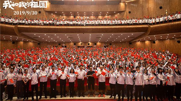 国庆钜献《我和我的祖国》北大千人震撼合唱  徐峥宁浩开启“开学第一课”路演首站