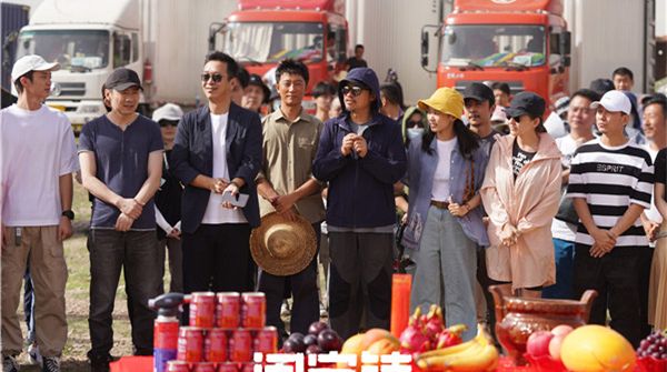 黄轩新电视剧《闽宁镇》正式开机 高原红村土造型看点十足