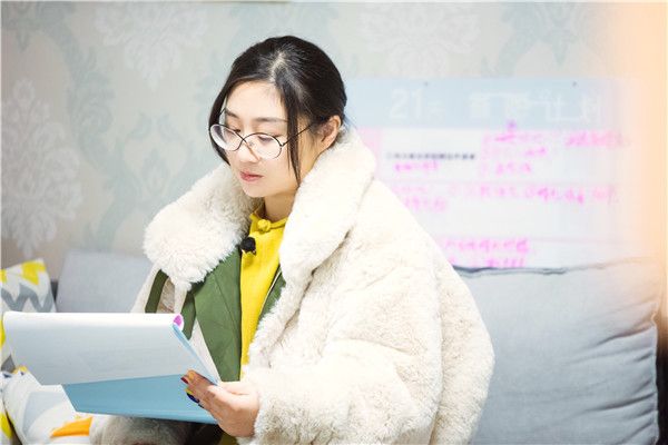傅首尔认真查看老刘的婚礼提案.jpg