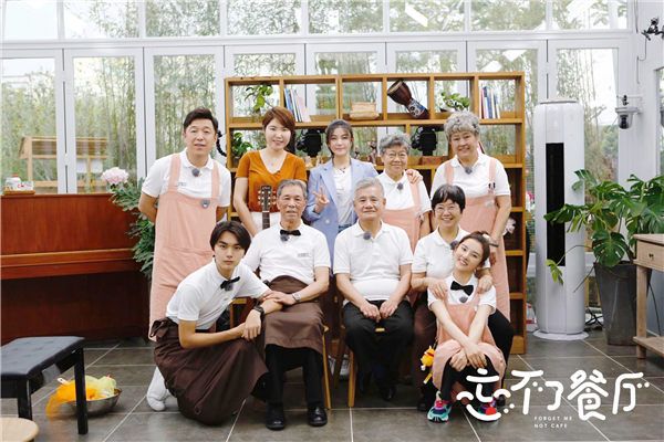 陈妍希与老人们合影.jpg