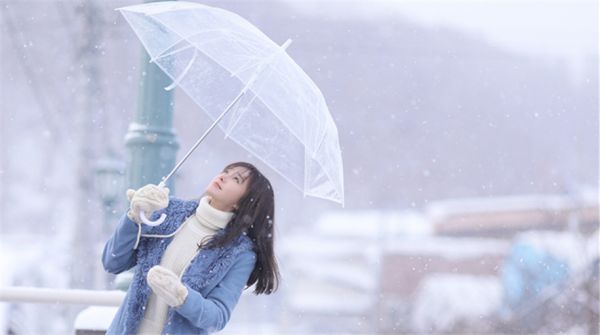 秦岚曝北海道日系风写真 犹如冬日暖阳太治愈