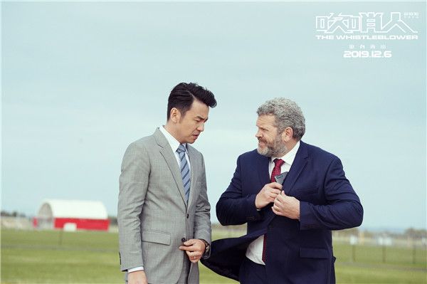 雷佳音与同事交谈.jpg