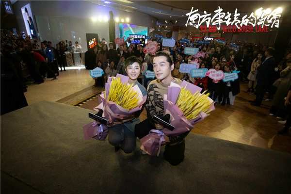 胡歌桂纶镁与影迷合影.jpg
