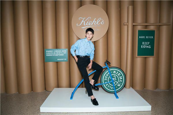 刘昊然衬衫西裤优雅亮相 翩翩少年传递公益....jpg