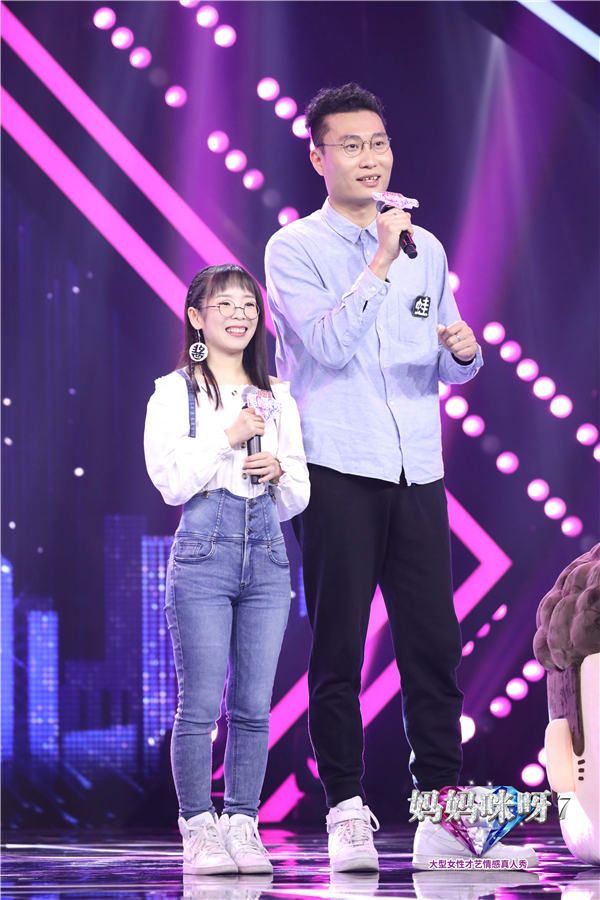 2、漫画家李娟现场秀最萌身高差.jpg