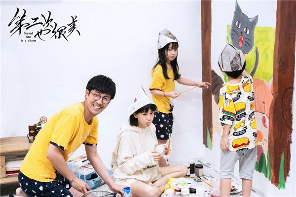 许朗、安安带娃涂鸦.jpg