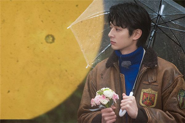 张轩睿雨中等待selina.jpg