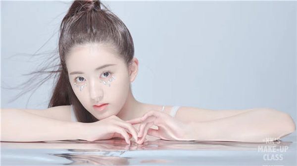  赵露思解锁杂志大片 纯白浪漫宛若芭蕾仙子