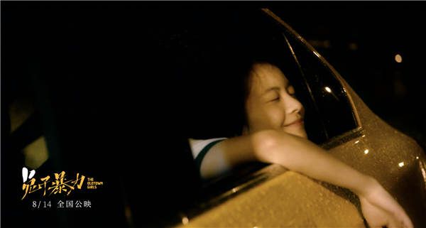 李庚希坐在车里.jpg