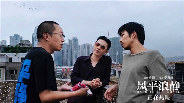 电影《风平浪静》导演李霄峰直播读评论 开启段子手模式.jpg