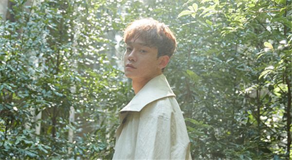 “特级抒情歌手”EXO CHEN，首张个人专辑《四月, 花》登上专辑周榜1位！再现强大影响力！