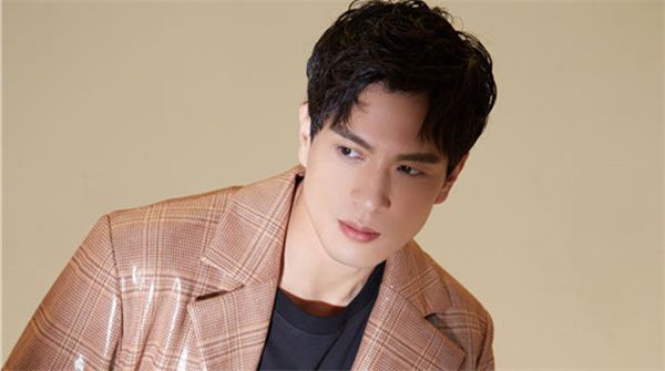  马敬涵身穿黑T格纹风衣  “电眼杀”释放熟男荷尔蒙