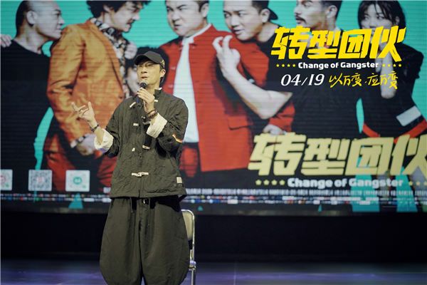 吴镇宇与学生走心交流“转型”困惑 .jpg