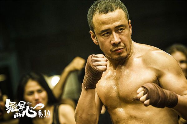 杨坤作势挥拳.jpg