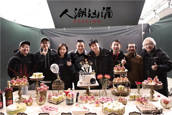 电影《人潮汹涌》主创杀青图.jpg