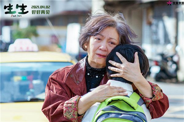 莉莉奶奶（鲍起静饰）与小男孩生生（吴至璿饰）彼此陪伴治愈.jpg