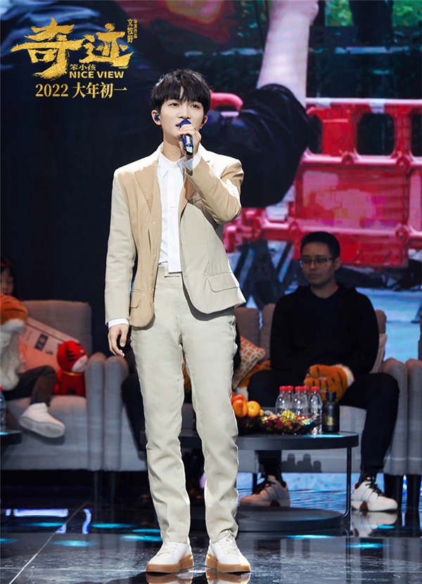 周深舞台首唱“新愿曲”《回到你身边》.jpg